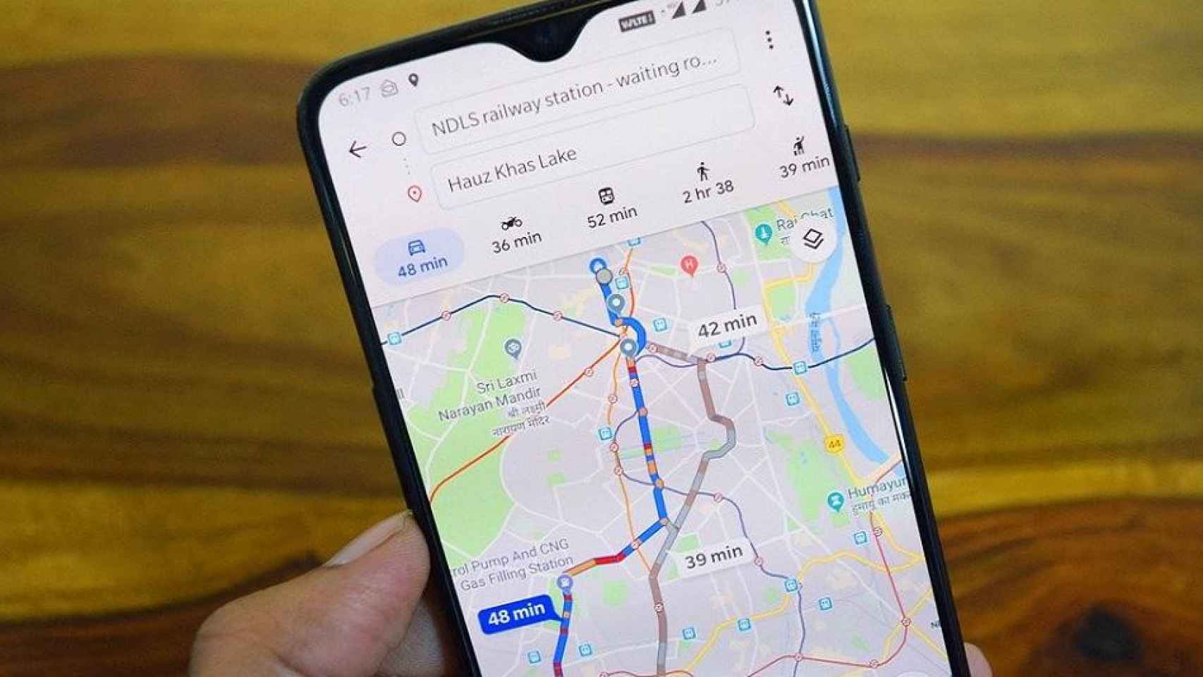 Un smartphone con Google Maps, una de las apps más famosas para moverse por la ciudad / Deepanker Verma EN PIXABAY
