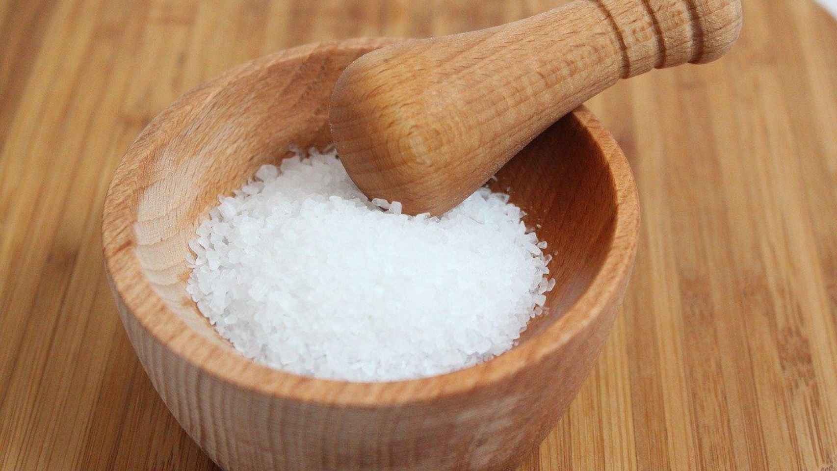 Un bol con sal, el ingrediente que muchos quieren reducir / Philipp Kleindienst - Pixabay