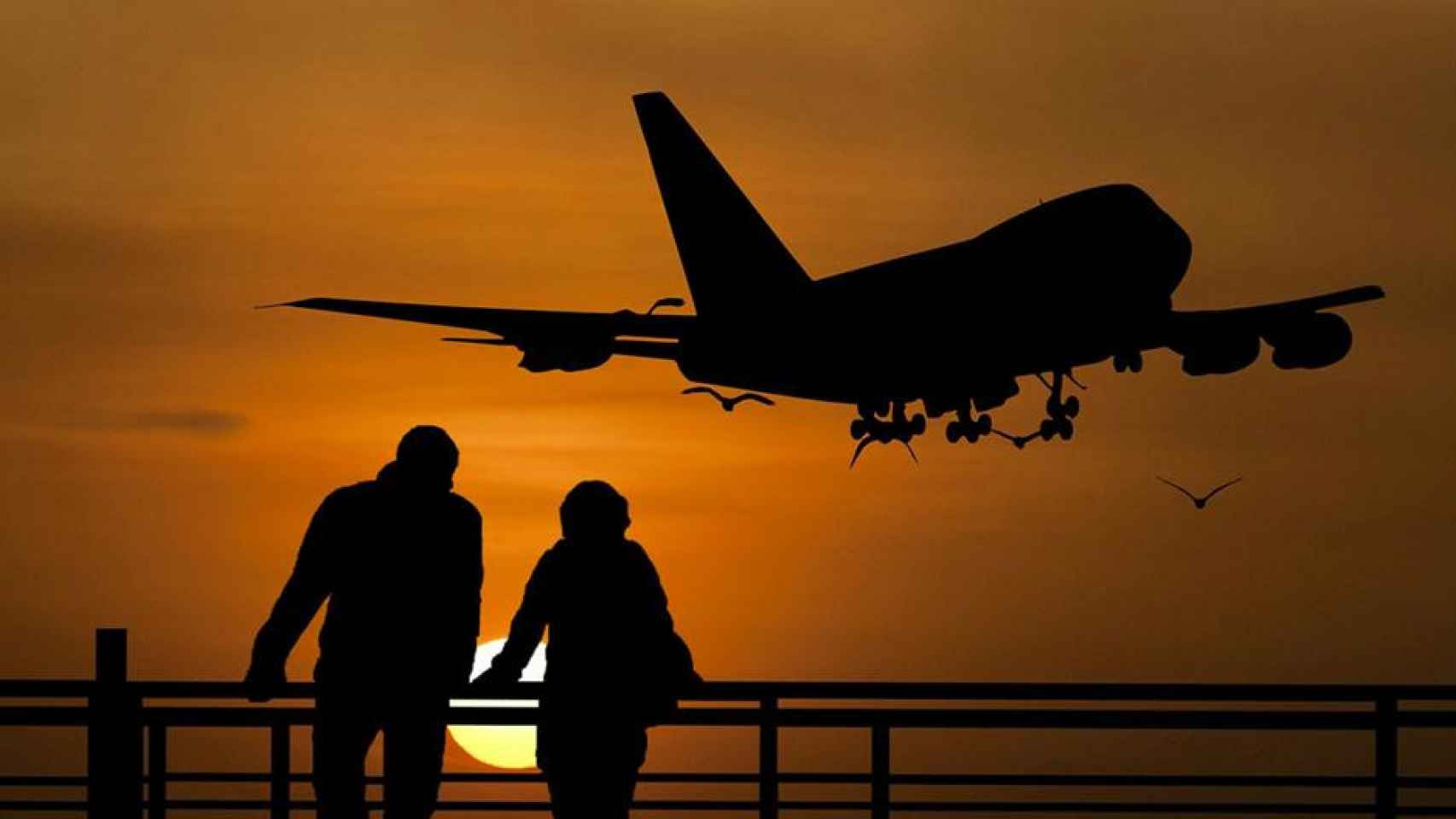 Viajeros esperando a su avión para una escapada de fin de semana en otoño / PXHERE