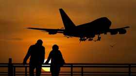 Viajeros esperando a su avión para una escapada de fin de semana en otoño / PXHERE