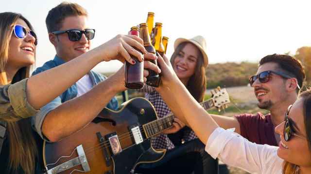 Un grupo de amigos brindando con cerveza / SHUTTERSTOCK - RUMBO