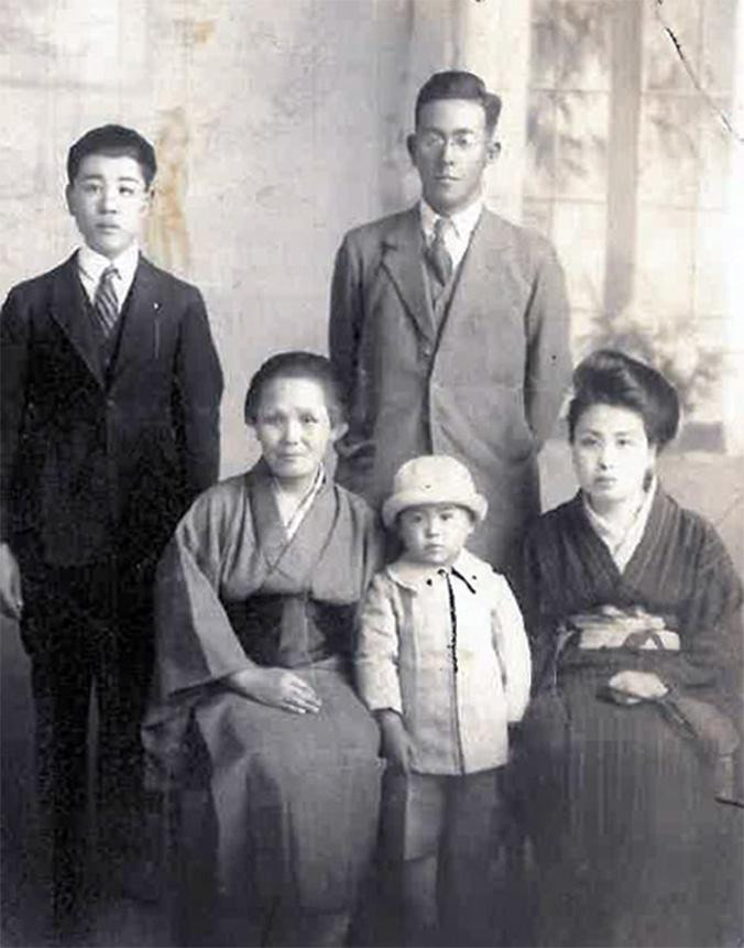 Foto de la familia de Chiyo Miyako (sentada, abajo a la derecha) / GUINNESS WORLD RECORDS