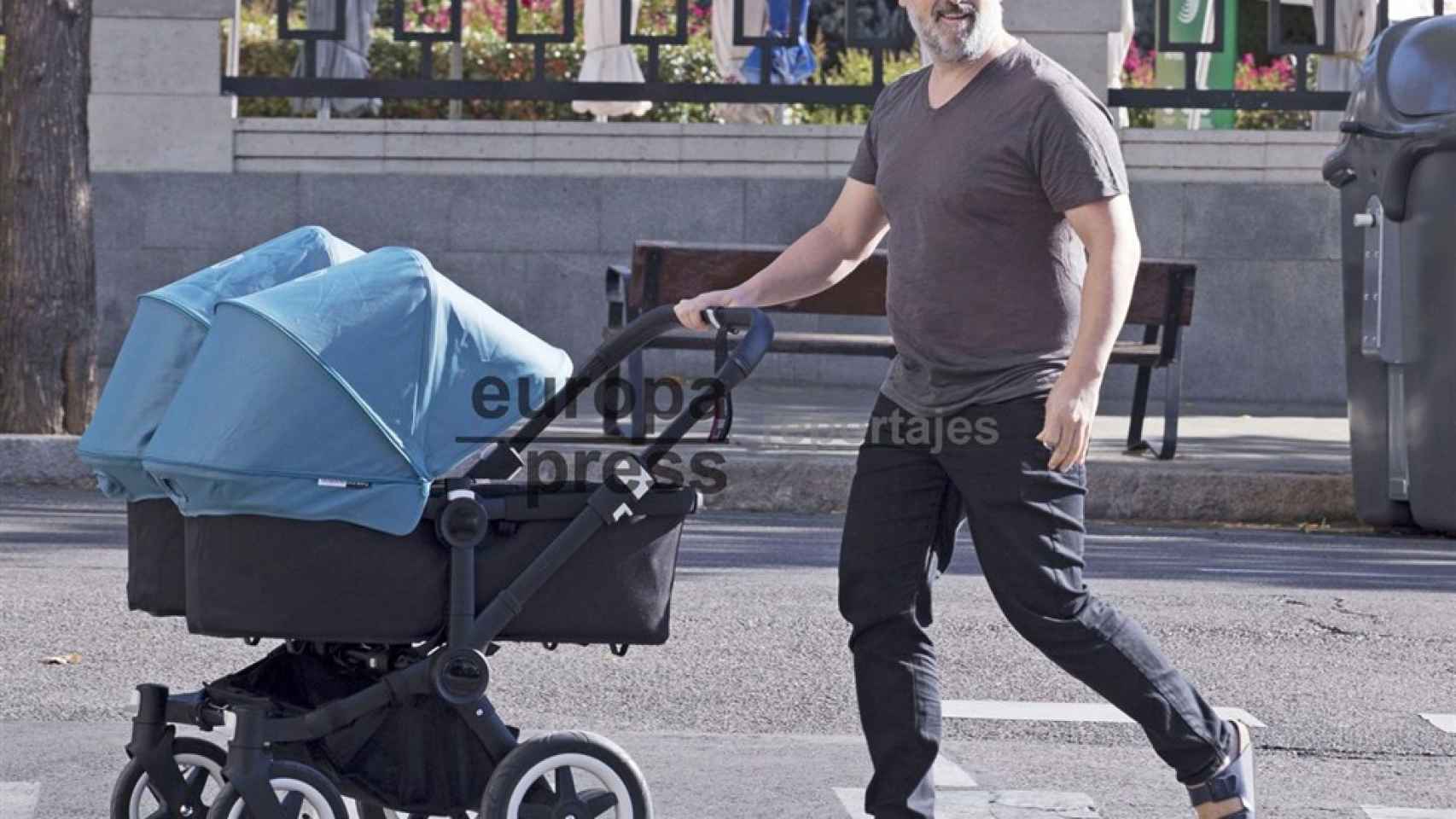 Javier Cámara pasea a sus hijos por Madrid