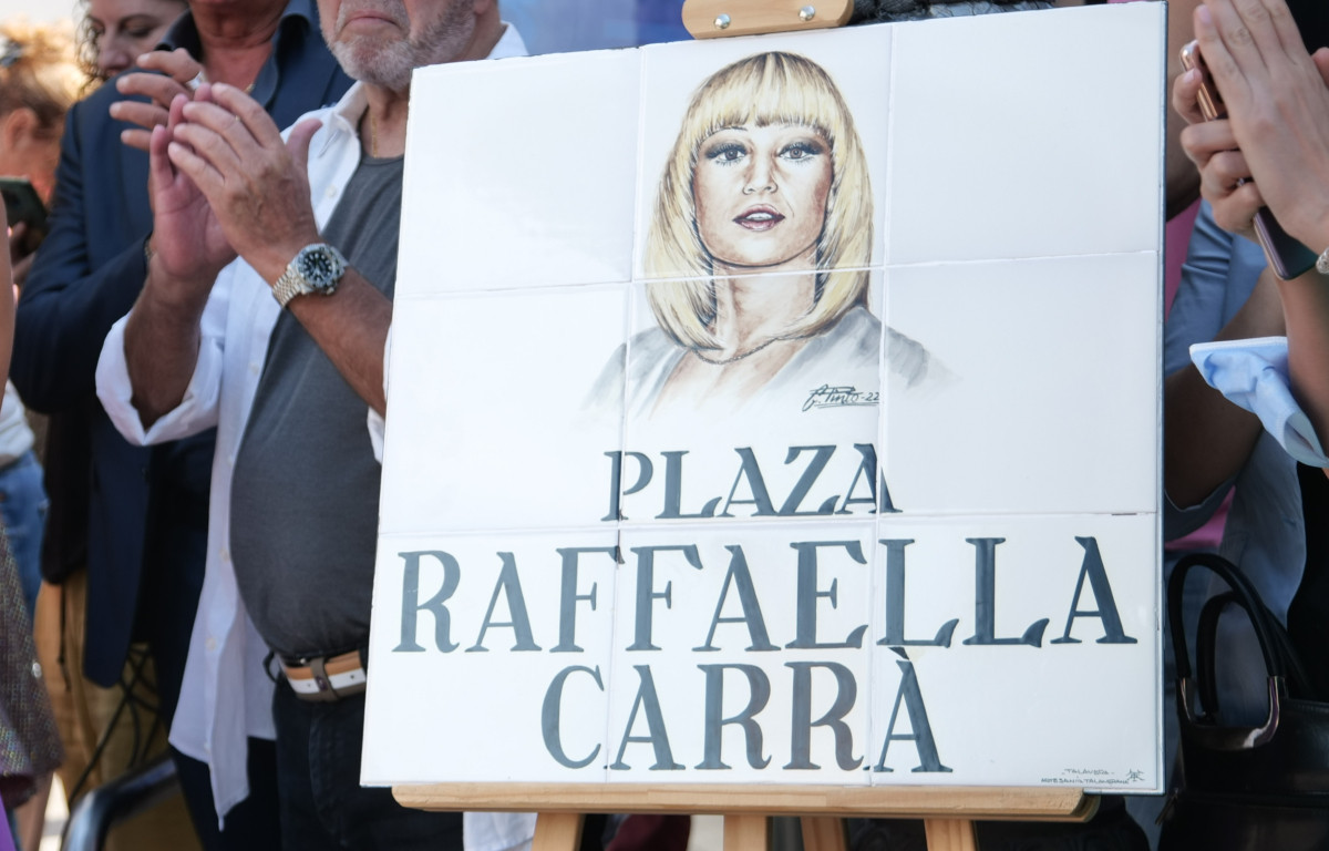 Placa a Raffaella Carrà /CD