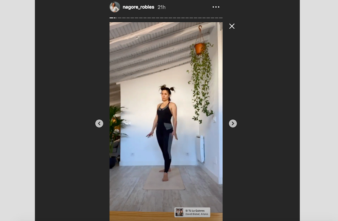 Nagore Robles haciendo yoga en el comedor de su casa / INSTAGRAM