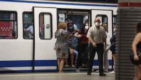 Pasajeros del metro de Madrid ataviados con mascarillas / EP