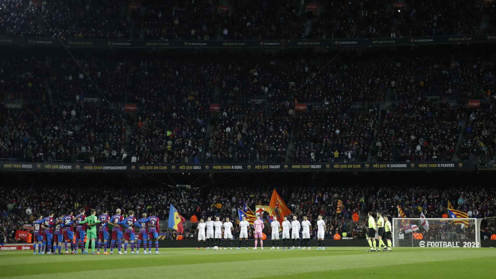 Los jugadores del Barça y Sevilla, realizando un minuto de silencio, en el Camp Nou / EFE