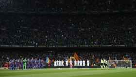 Los jugadores del Barça y Sevilla, realizando un minuto de silencio, en el Camp Nou / EFE