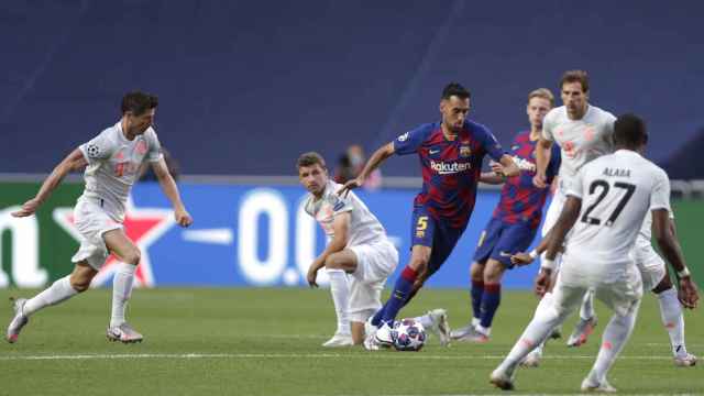 Busquets con el balón en el Barça - Bayern / EFE