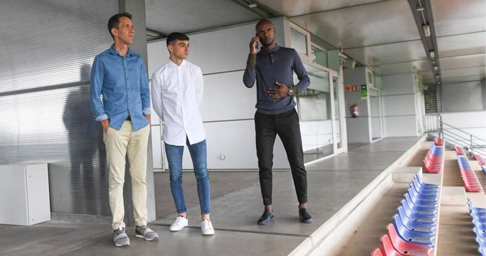 Ramon Planes y Éric Abidal reciben a Pedri por primera vez en las instalaciones del Barça / FCB