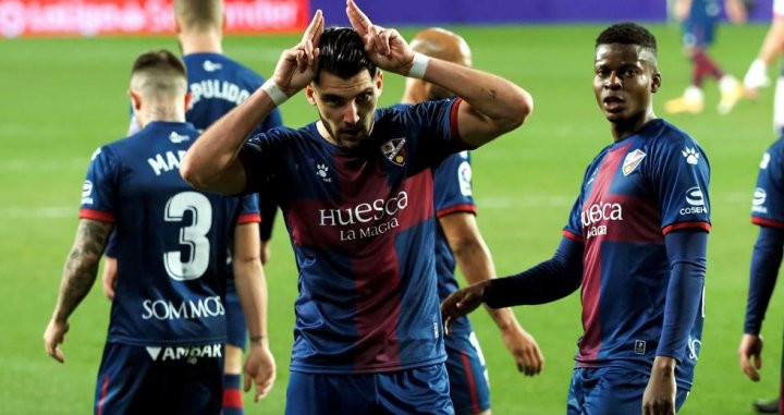 Rafa Mir celebrando su primer 'hat-trick' con el Huesca / EFE