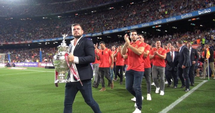 Los Dragons Catalans ofrecieron la Challenge Cup en el Camp Nou / Youtube