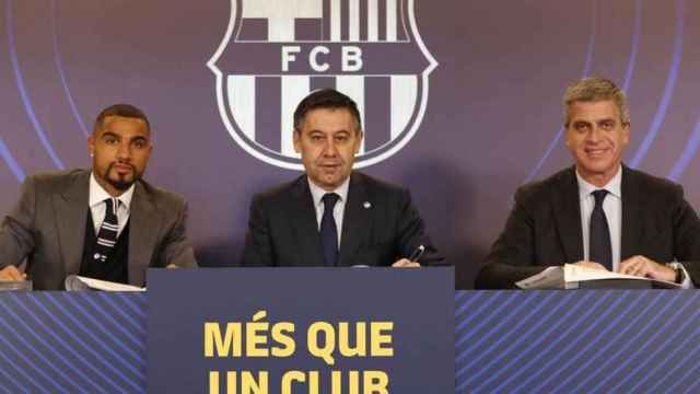 Boateng firma su contrato con Bartomeu y el vicepresidente Jordi Mestre / TV