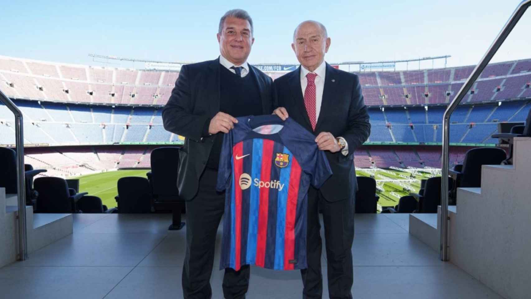 Joan Laporta, junto al presidente de Limak Construction, tras firmar el acuerdo por las obras del Espai Barça / FCB