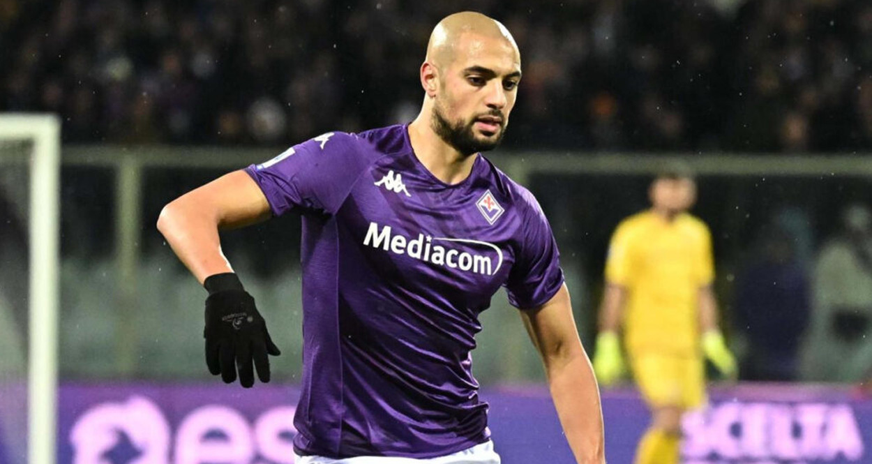 Sofyan Amrabat, vinculado como posible fichaje del Barça, en un partido con la Fiorentina / EFE