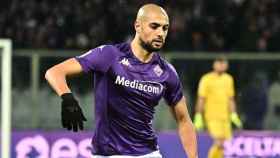 Sofyan Amrabat, vinculado como posible fichaje del Barça, en un partido con la Fiorentina / EFE