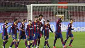 Messi y Piqué celebran la victoria del Barça en Copa sobre el Sevilla, con Koundé al fondo / EL ESPAÑOL