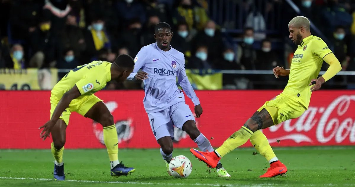 Ousmane Dembelé encara contra dos jugadores del Villarreal / FCB