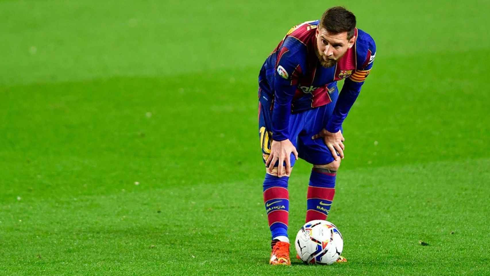 Leo Messi preparándose para tirar una falta / FCB