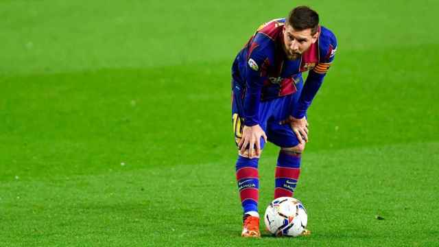 Leo Messi preparándose para tirar una falta / FCB