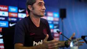 Ernesto Valverde en una rueda de prensa con el Barça / EFE