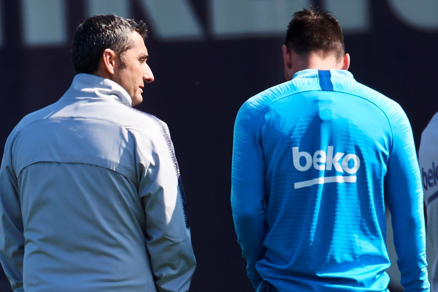 Ernesto Valverde y Leo Messi hablan durante el último entrenamiento del FC Barcelona / EFE