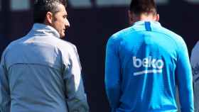 Ernesto Valverde y Leo Messi hablan durante el último entrenamiento del FC Barcelona / EFE