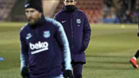 Una foto de Ernesto Valverde con Messi delante durante un entrenamiento del Barça / FCB