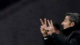 El entrenador del del FC Barcelona, Ernesto Valverde, da instrucciones a sus jugadores durante un partido / EFE