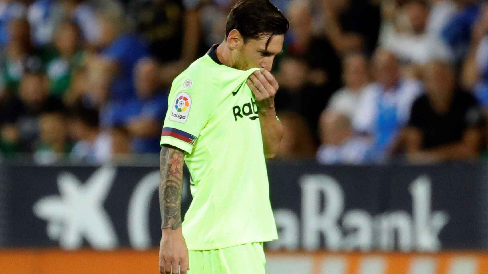 Messi, perplejo ante el partido de su equipo frente al Leganés / EFE