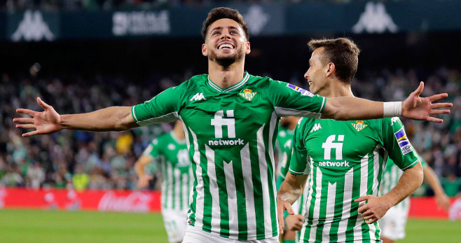 Alex Moreno celebra un gol con el Betis : LALIGA
