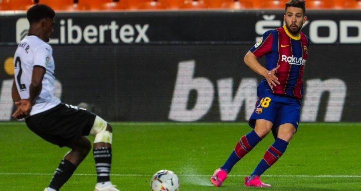 Jordi Alba en una acción ante el Valencia la temporada pasada / FCB