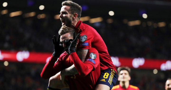 Fabián celebra con Saúl su gol ante Rumanía | EFE