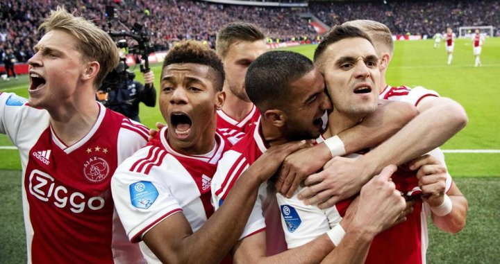 Los jugadores del Ajax celebrando un gol contra el PSV / EFE