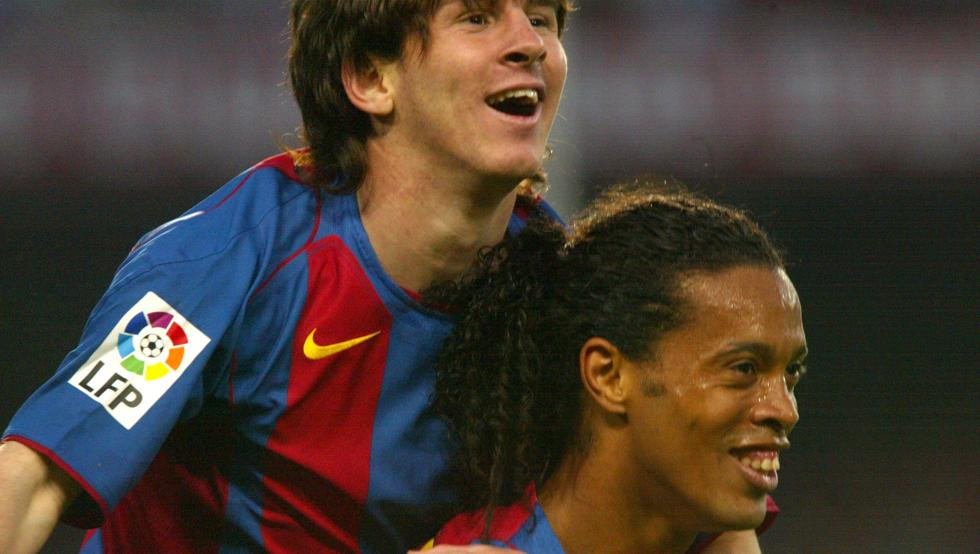 Messi y Ronaldinho celebran el primer gol del argentino con el FC Barcelona / EFE