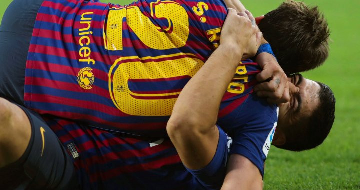 Sergi Roberto celebra el gol de Luis Suárez / EFE