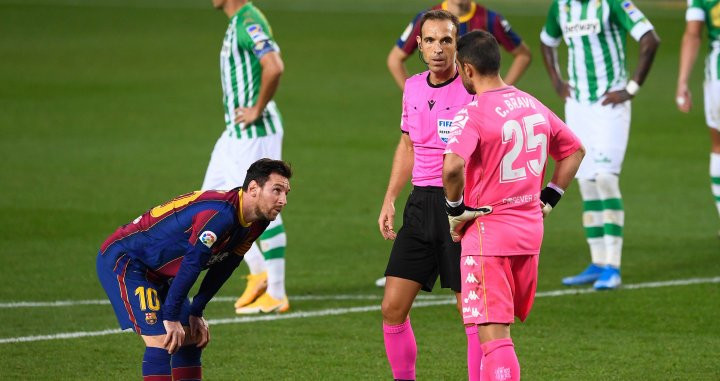 Bravo junto a Messi antes del lanzamiento de penalti / FC Barcelona
