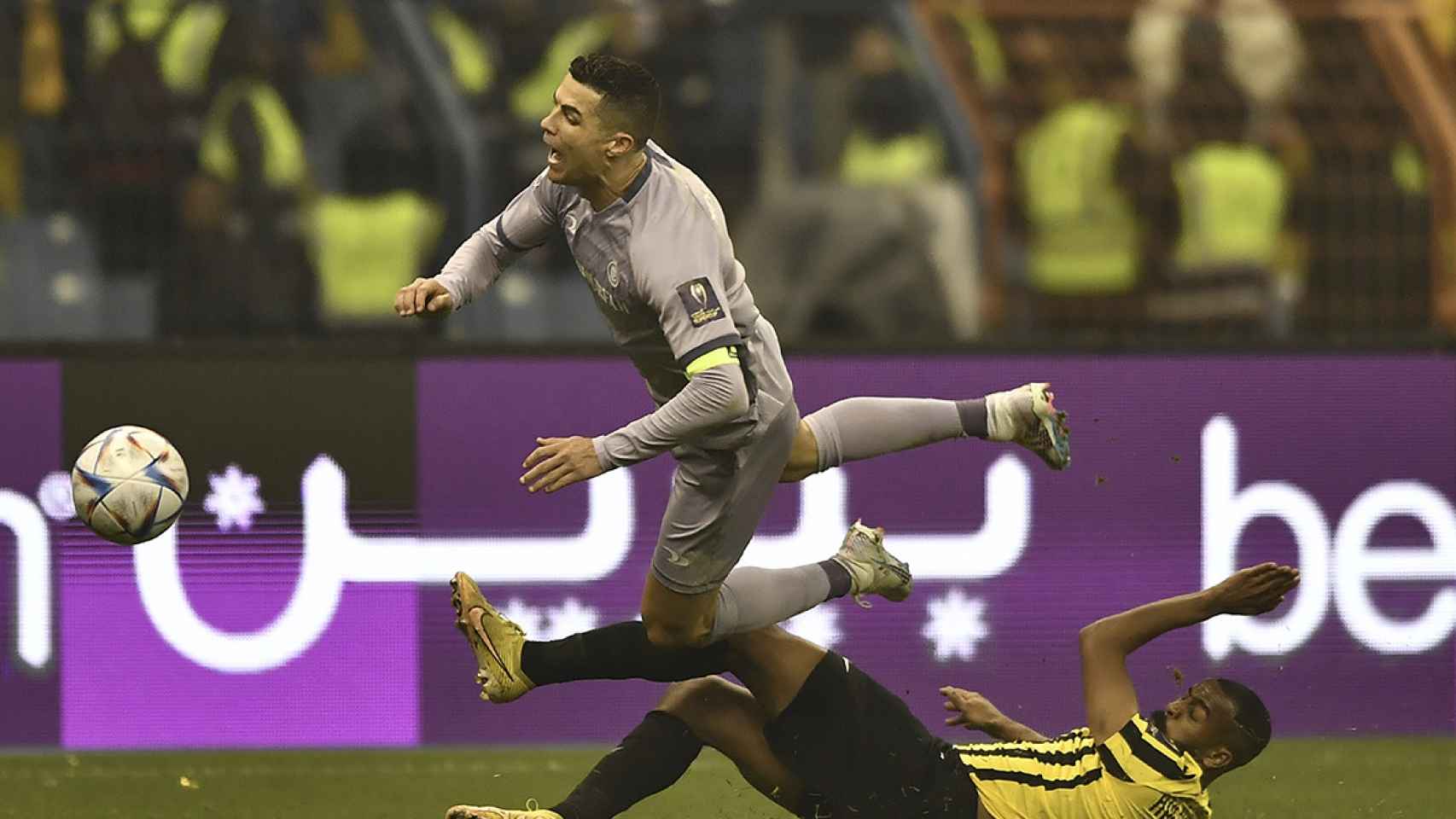 Cristiano Ronaldo es derribado por un jugador del Al Ittihad / EFE
