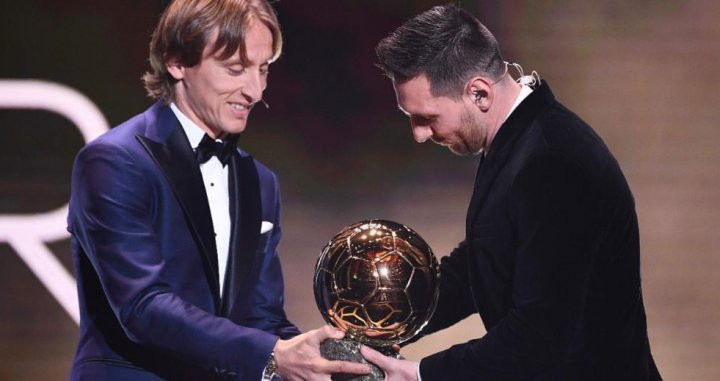 Modric hace entrega del trofeo a Leo Messi/ Twitter