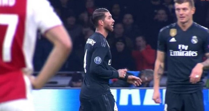 Sergio Ramos habla con el banquillo tras el gol de Marco Asensio