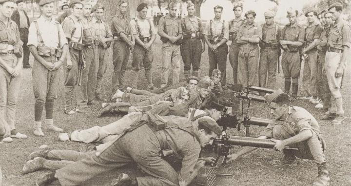 Un grupo de soldados durante unas prácticas de tiro. ‘VÍCTOR HORN. AMB ALTRE OBJECTIU’