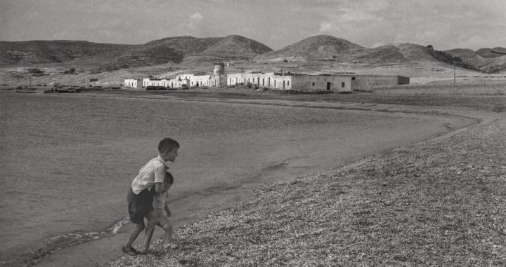 Dos niños juegan en una playa, en una de las instantáneas que pueden verse en Centro Andaluz de la Fotografía. VICENTE ARANDA