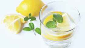 Los beneficios de beber agua con limón