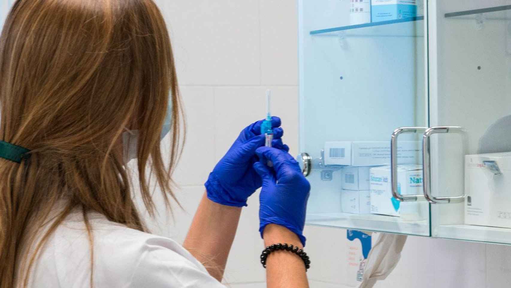 Imagen de una enfermera preparando una vacuna contra el Covid-19; la plantilla se ha reforzado con sanitarios andaluces / EP