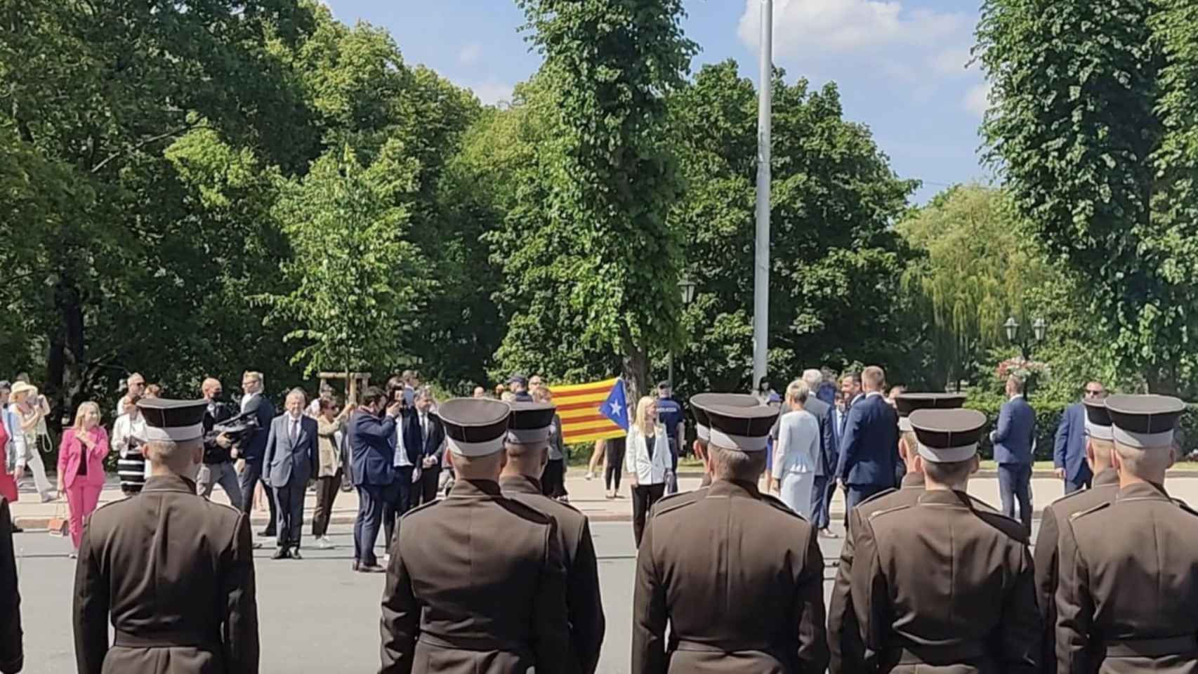 Una bandera estelada, durante una ofrenda floral en el monumento a la libertad en Letonia durante la visita de Pedro Sánchez - ANA FERNÁNDEZ VILA (EUROPA PRESS)