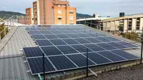 Imagen de placas solares en un edificio municipal en Barcelona / AJBCN