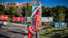 Varios operarios instalan señales de tráfico de la ZBE en L'Hospitalet / EP