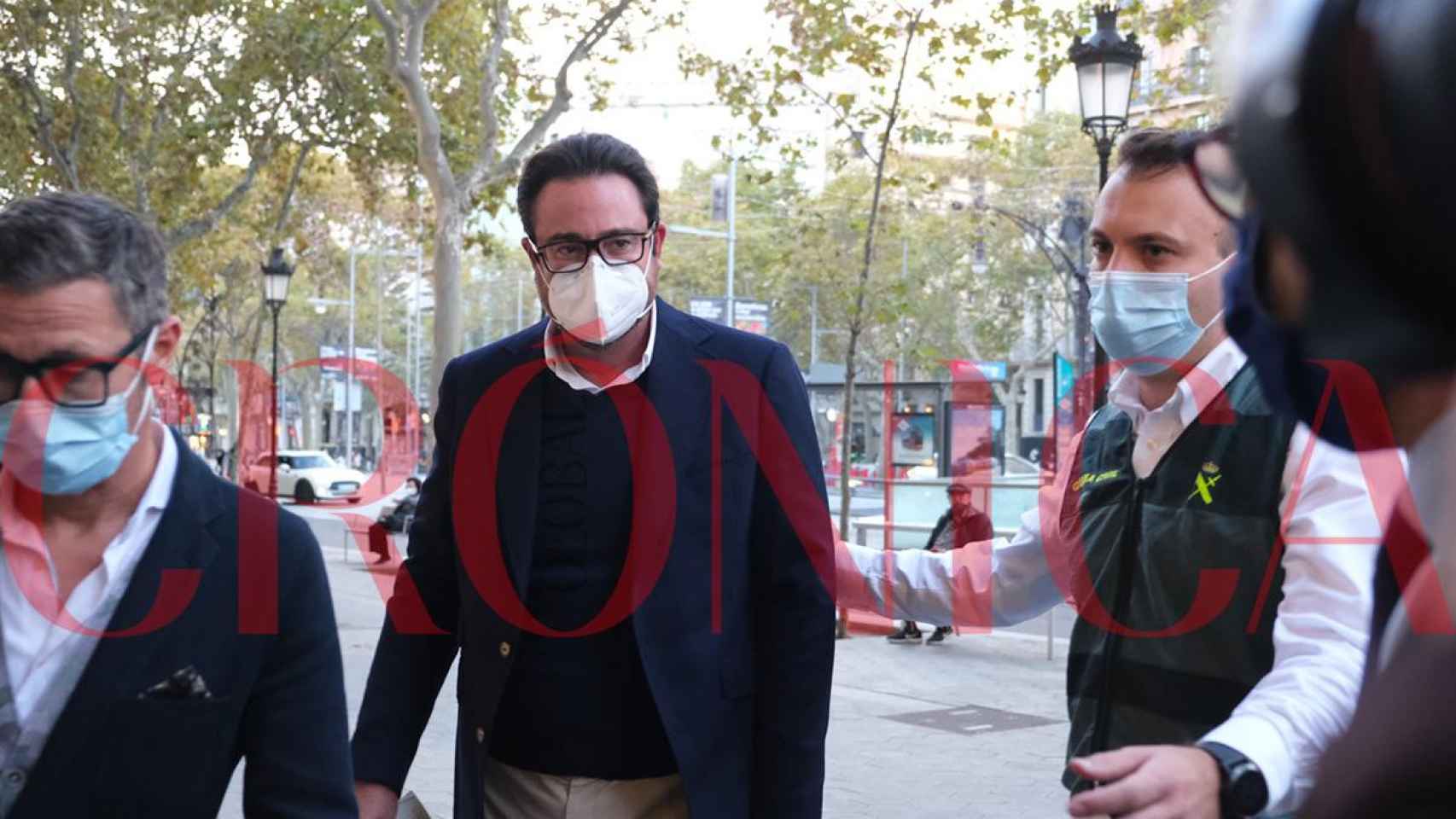 David Madí, presidente ejecutivo de Aigües de Catalunya, llega a su despacho junto a la Guardia Civil tras ser detenido por desvío de dinero público para el 'procés' / PABLO MIRANZO