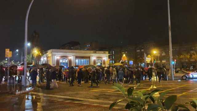 Un grupo de independentistas de los CDR, intentando cortar la avenida Meridiana de Barcelona / @JackmannBCN (TWITTER)