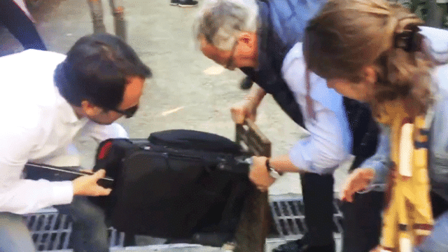 El candidato del PP a alcalde de Barcelona, Josep Bou, 'rescantando' la maleta de un periodista / CG